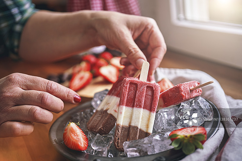 巧克力，香草草莓棒冰淇淋图片素材