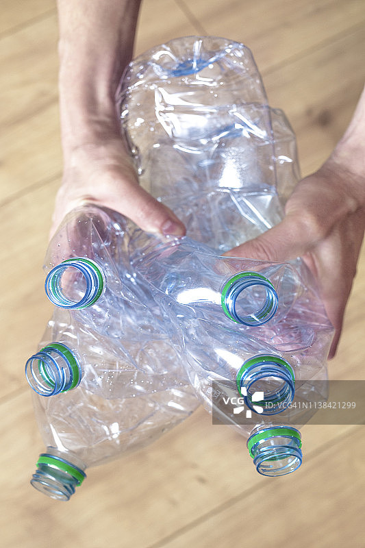 拿着回收塑料瓶的人图片素材