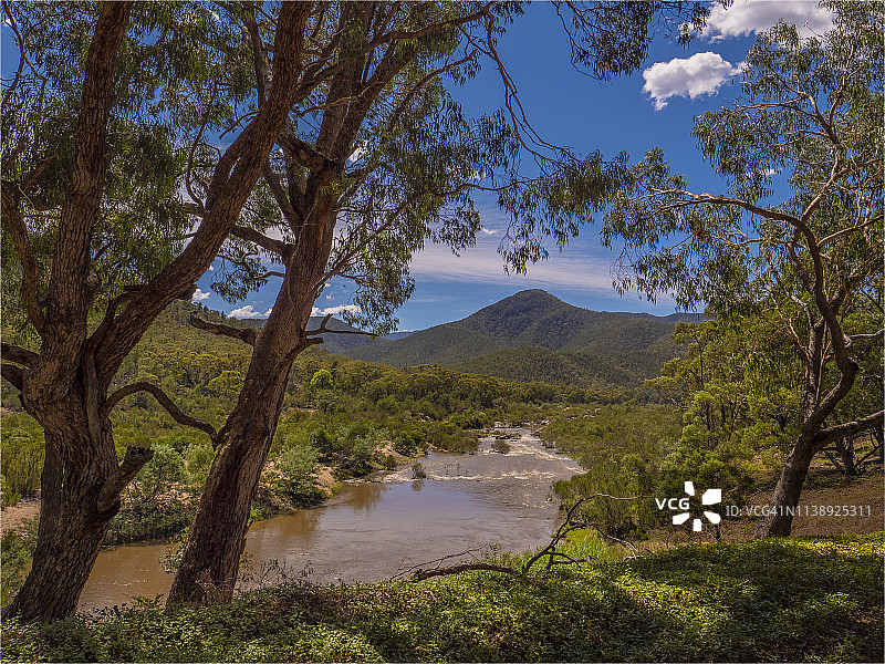 Byadbo荒野保护区和野生雪河的观点，高山高地国家，南新南威尔士州，澳大利亚图片素材