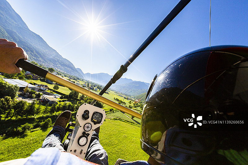 悬挂滑翔机飞过瓦尔泰利纳，伦巴第，意大利图片素材