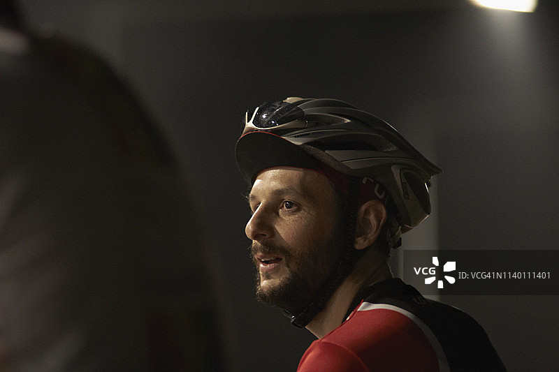 骑自行车的男性肖像图片素材