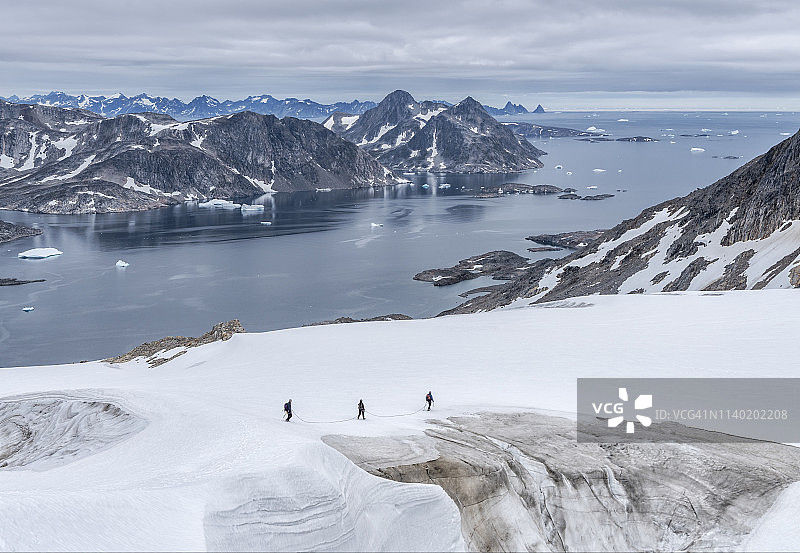 格陵兰，瑟默苏克，库鲁苏克，瑞士阿尔卑斯山，三个人在雪中行走图片素材