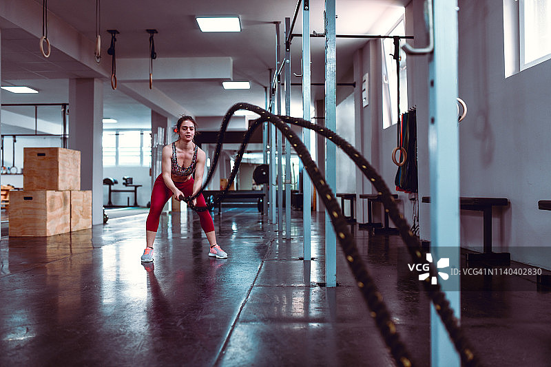 运动女性在健身房用绳子锻炼图片素材