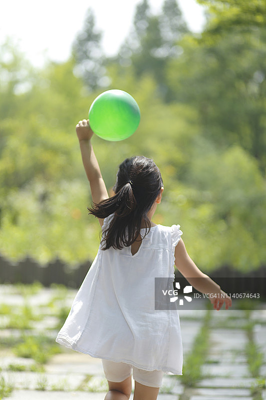小女孩在公园玩气球图片素材