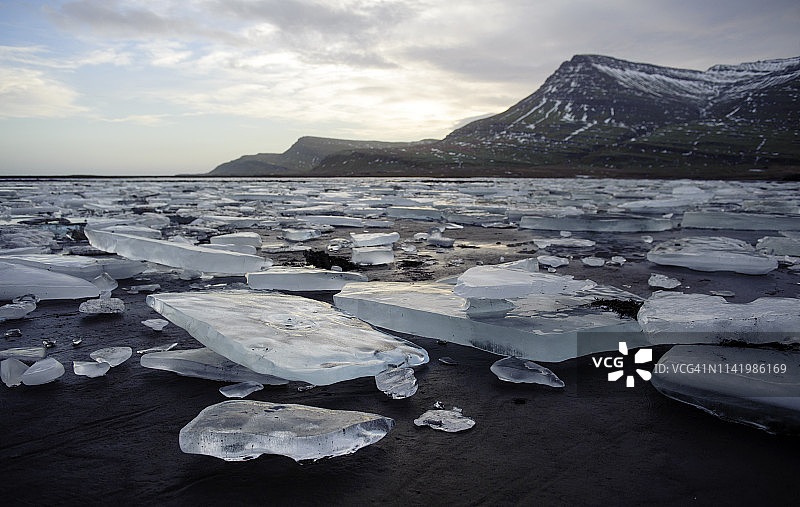 冰岛东部布雷达尔斯维克海滩上的冰图片素材