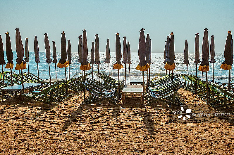 泰国海滩上的露天躺椅和雨伞图片素材