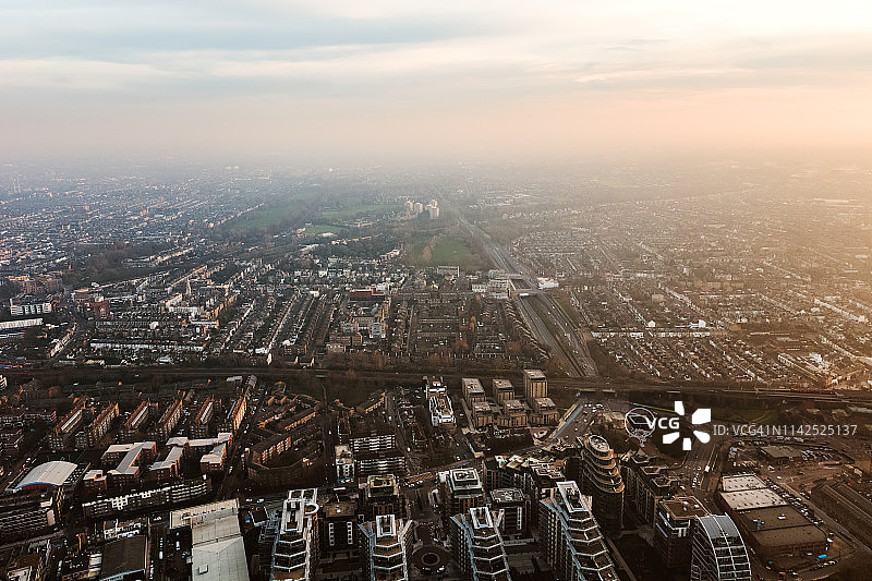 俯瞰郊区日落，旺兹沃斯，伦敦图片素材