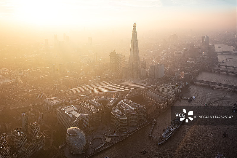 英国伦敦，日落时分碎片大厦的鸟瞰图图片素材