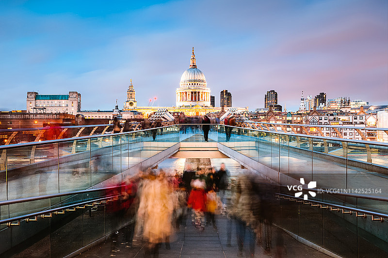 千年桥和圣保罗大教堂，游客，伦敦图片素材