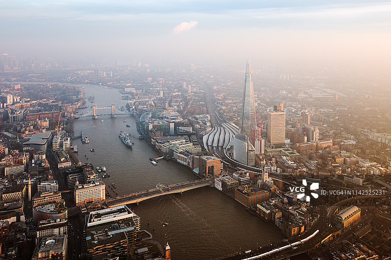 日落时分，伦敦碎片大厦和塔桥的鸟瞰图图片素材