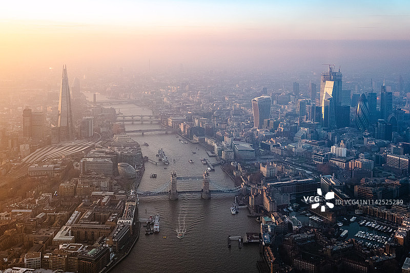 英国，日落时的伦敦市中心鸟瞰图图片素材