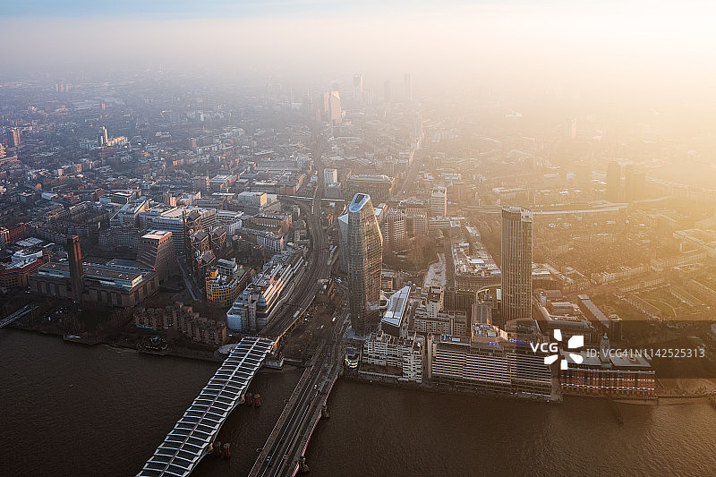 鸟瞰黑衣修士区在日落，伦敦，英国图片素材
