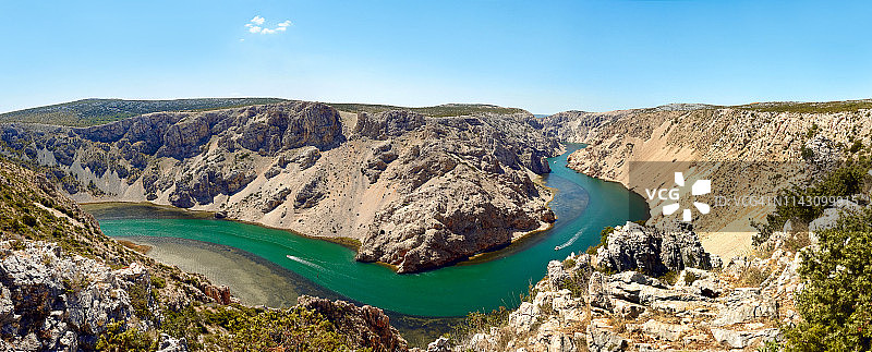 克罗地亚Zrmanja河峡谷的船的高角度视图图片素材