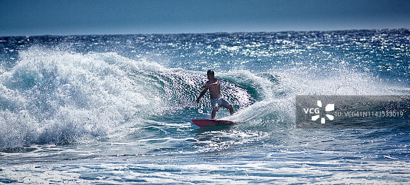 冲浪者在Poipu海滩，考艾岛，夏威夷图片素材