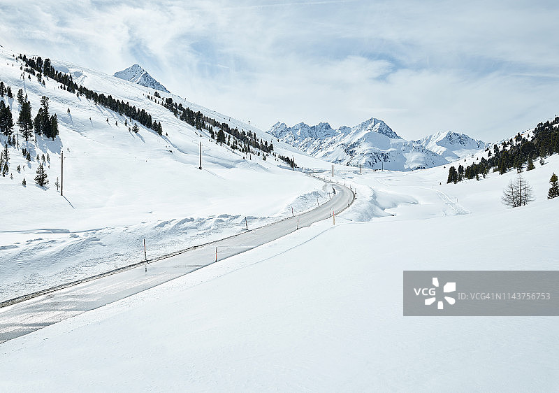奥地利，蒂洛尔，塞尔雨谷，魁泰，冬天的山路图片素材
