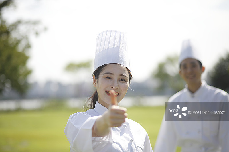 女厨师竖起大拇指的肖像图片素材