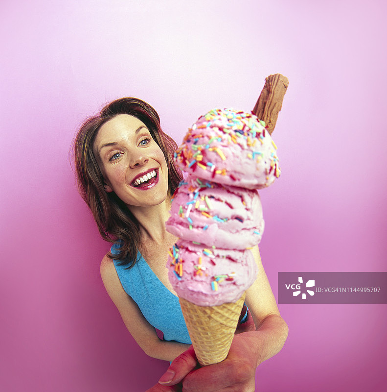 拿着巨型冰淇淋的女人图片素材