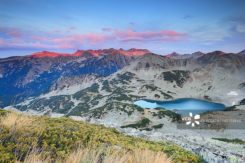 保加利亚皮林山上的朝霞与高山湖泊的景色图片素材
