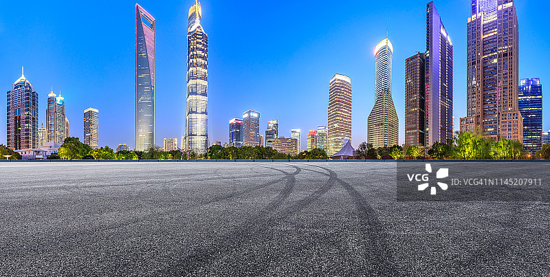 上海的柏油赛道、现代天际线和建筑物图片素材