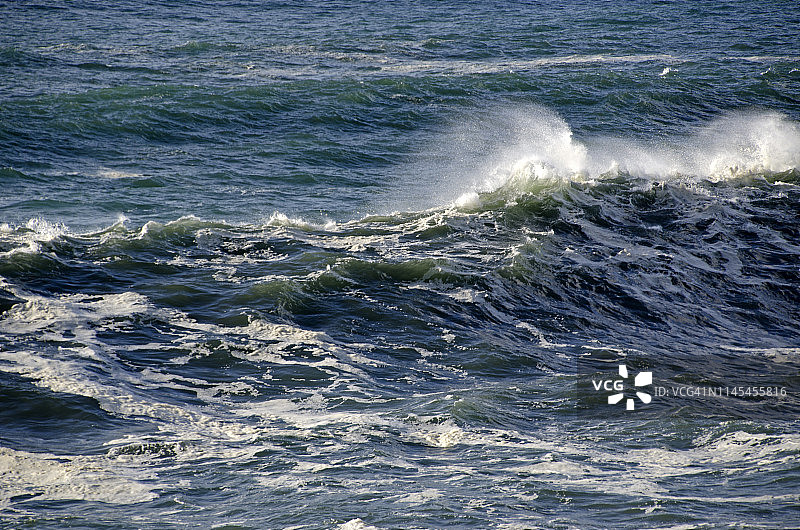 俄勒冈海岸的巨浪图片素材