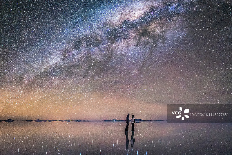 跨越盐滩的梦幻银河夫妇，乌尤尼，玻利维亚图片素材
