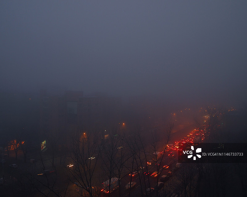 早上的交通在严重的雾霾和污染中。图片素材