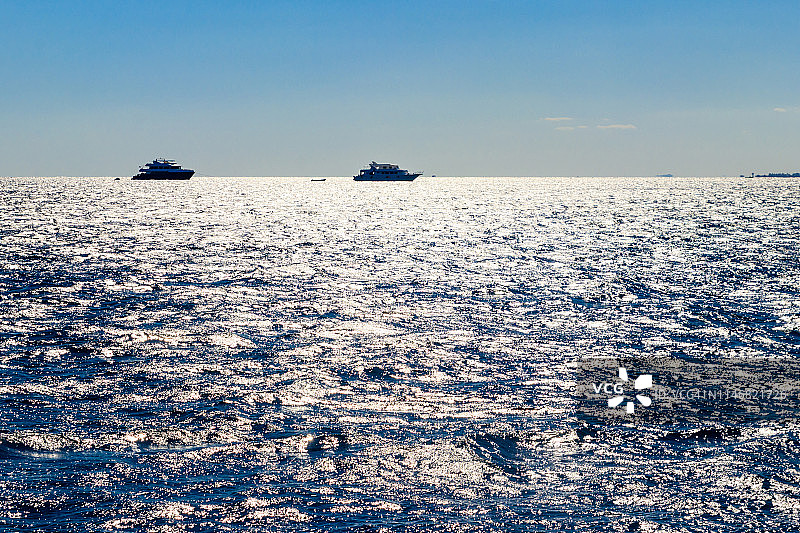 红海地平线上的白色游艇图片素材
