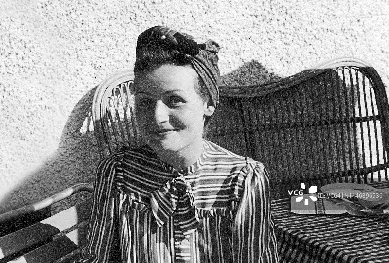 坐在阳台上的年轻女子，瑞士，1944年图片素材
