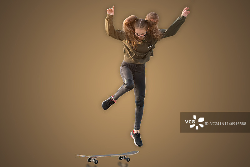 年轻快乐的女孩玩滑板图片素材
