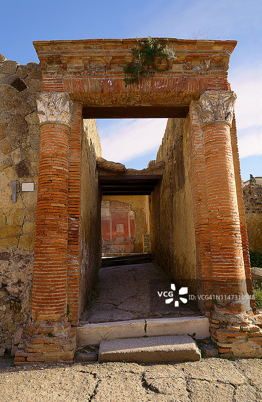 意大利那不勒斯湾庞贝考古遗址的入口立面和壁画墙。图片素材