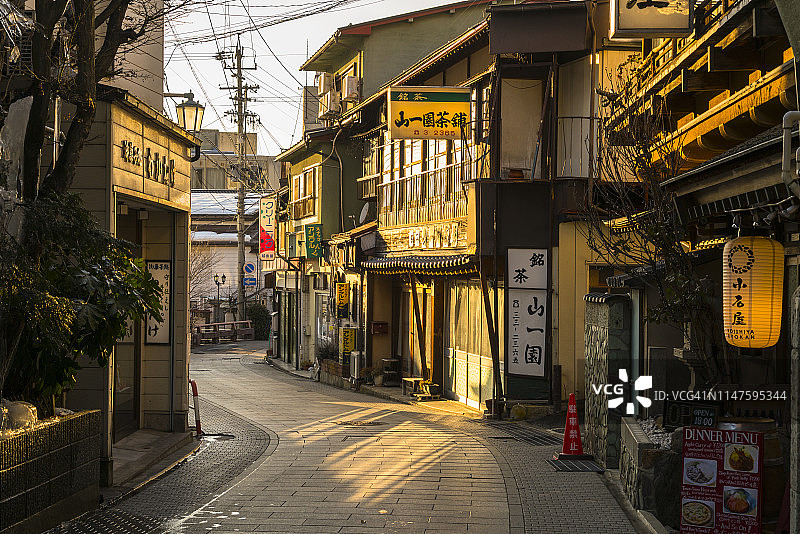 2月18日，在日本长野县山之町的Shibu温泉，夕阳西下的日式屋和日式客栈在街道上缓缓升起。图片素材