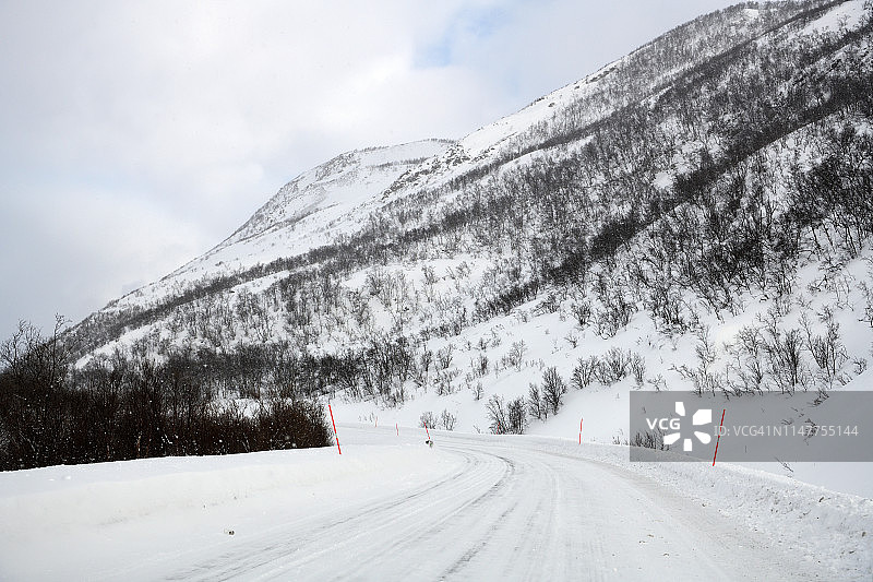 挪威北部奥斯特塔纳冬季海岸公路图片素材