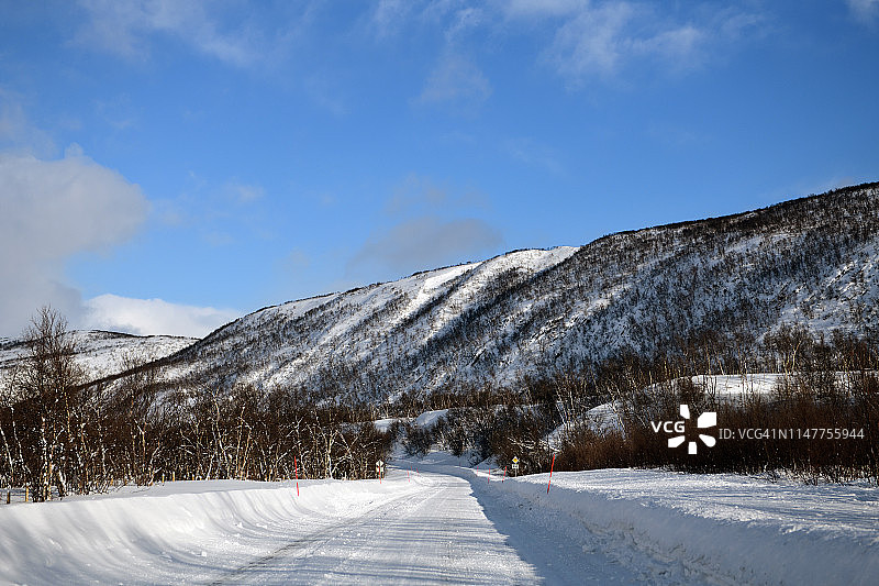 挪威北部奥斯特塔纳冬季海岸公路图片素材
