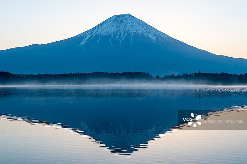 早上富士山在田uki湖图片素材