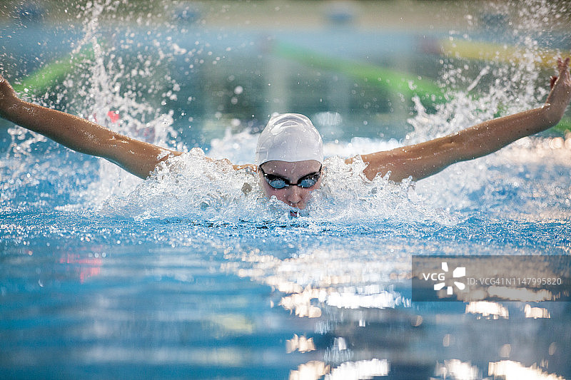 女子游泳运动员——蝶泳图片素材