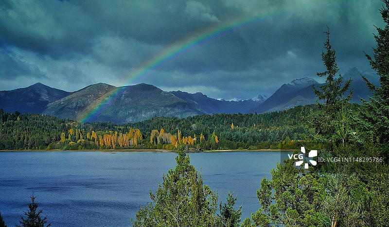 彩虹在Lago nahuapi, Villa Campanario，阿根廷Bariloche附近图片素材