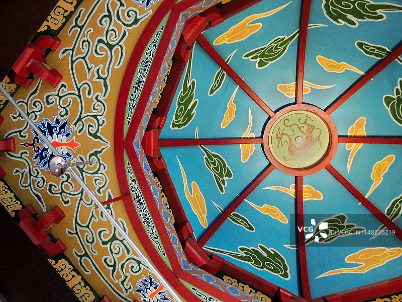 中国传统艺术装饰宝塔的吊顶图片素材