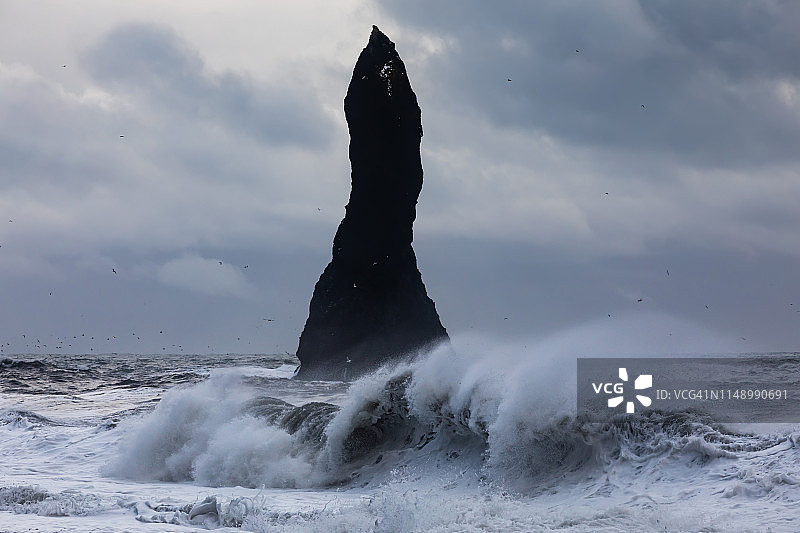 黑色海滩上的玄武岩。冰岛维克的雷尼斯德拉加风暴图片素材
