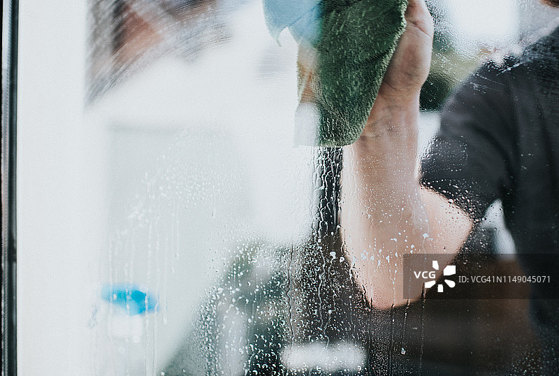 男人洗窗户图片素材