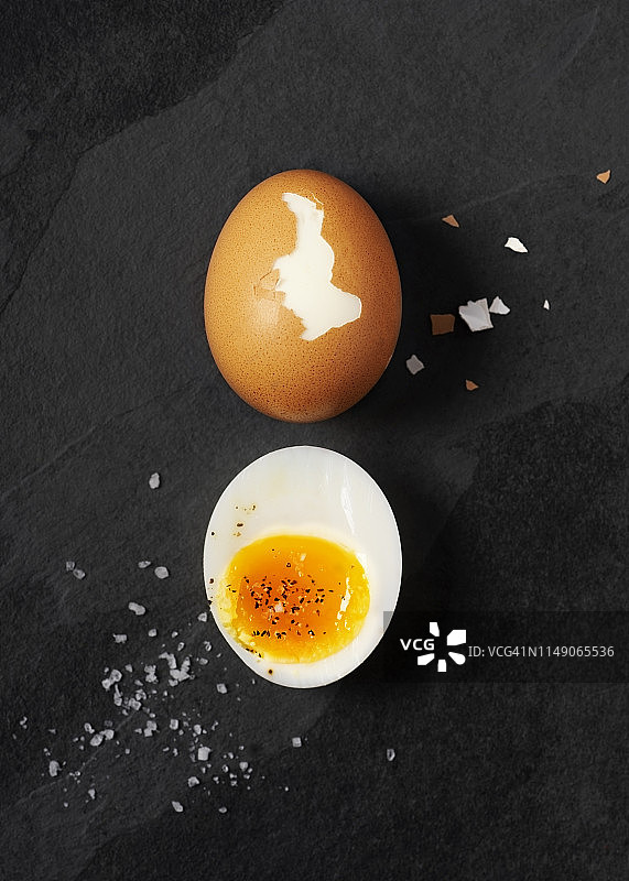 煮鸡蛋在黑色的背景图片素材