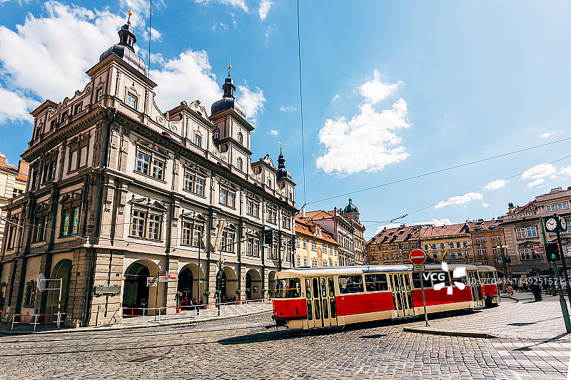 捷克共和国，波西米亚，布拉格的红色旧有轨电车街图片素材