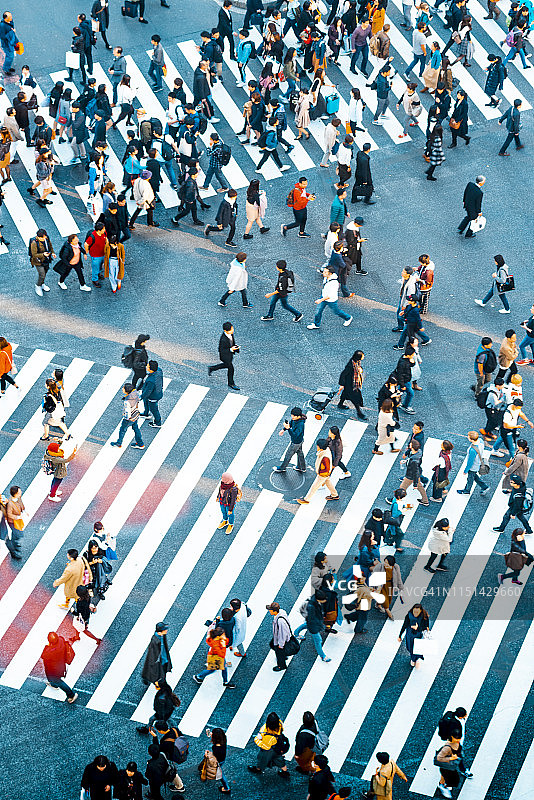 东京涩谷十字路口的行人图片素材