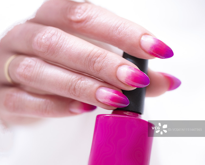 特写的女人手指与指甲艺术美甲与粉红色图片素材