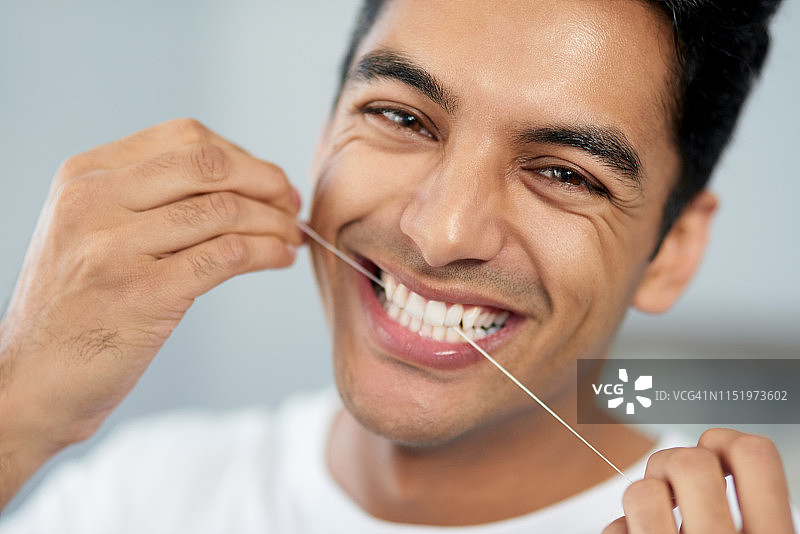 健康的牙齿需要用牙线清洁图片素材