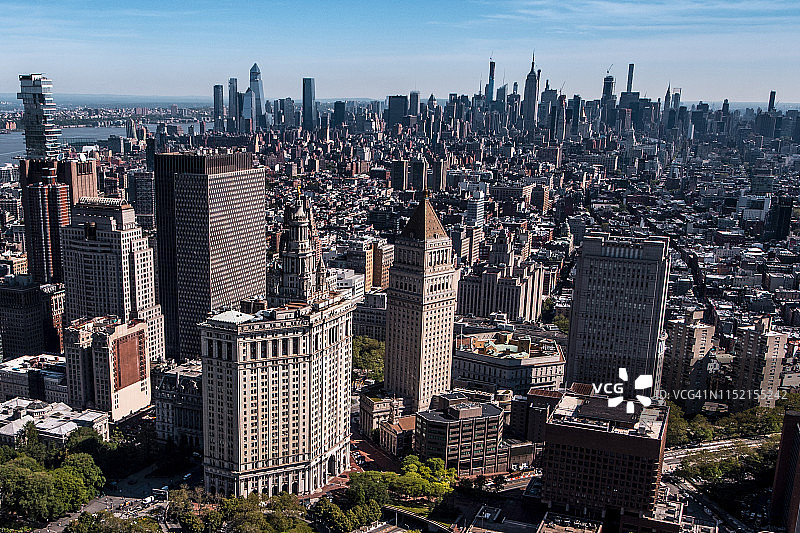 鸟瞰图的大卫N.丁金斯曼哈顿市政大厦在曼哈顿下城，纽约，从直升机上拍摄图片素材