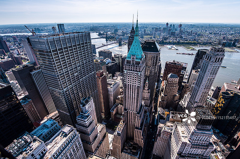 华尔街40号——日出时，纽约曼哈顿下城的特朗普大厦从一架飞过屋顶的直升机上拍下图片素材