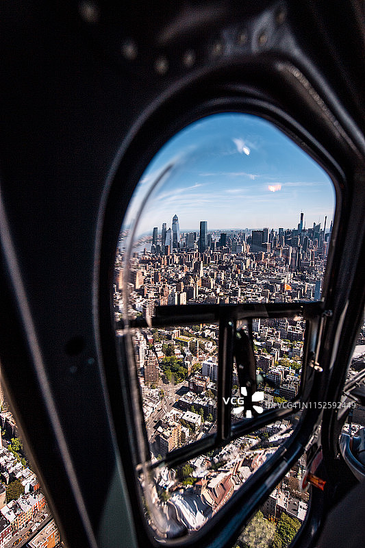 从直升机窗口俯瞰曼哈顿下城和世界贸易中心一号大楼，纽约市图片素材
