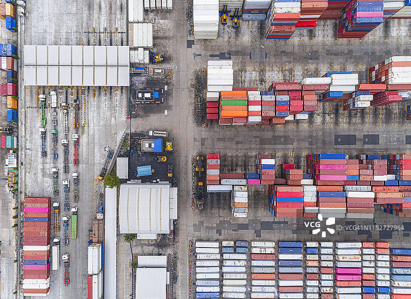 鸟瞰图集装箱仓库在港口物流，进出口，航运或运输。图片素材