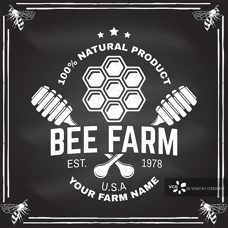 蜂蜜农场徽章。黑板上的向量。概念印刷，邮票或t恤。复古排印设计与蜂窝片和蜂蜜勺剪影。复古设计的蜜蜂农场业务图片素材