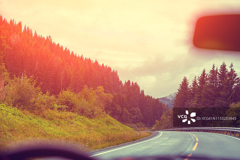 视图从挡风玻璃。在山路上开车。挪威美丽的自然风光图片素材